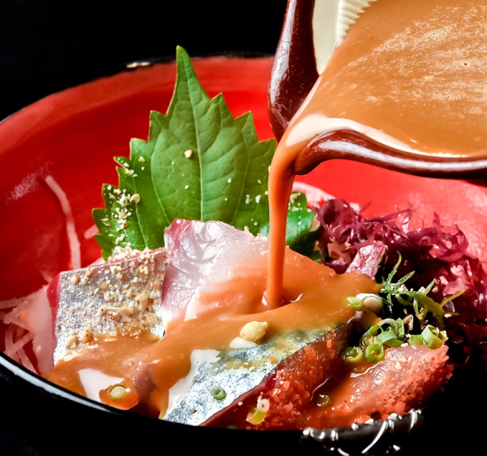 ご自身で摺った胡麻と、特製味噌だれを掛けて食べる生鯖は驚きの美味さです。