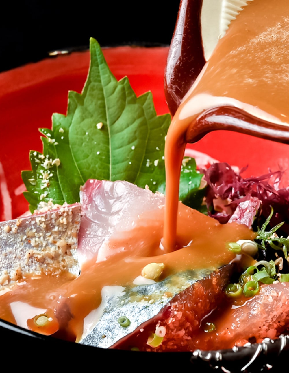 コリコリとした生の鯖にお好みで特製味噌ダレを掛けてお召し上がりください。