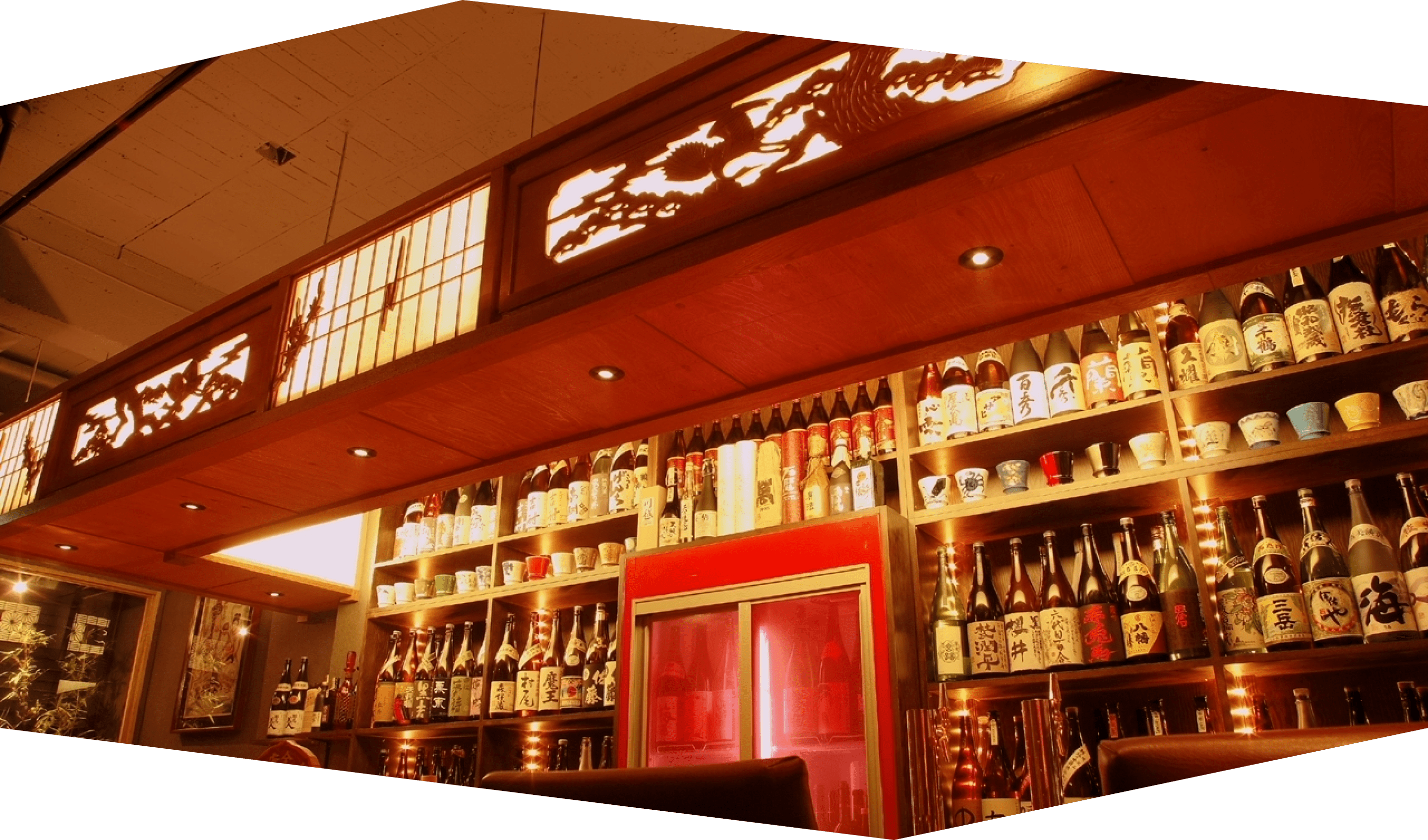 博多もつなべ いっとく家 本店 店内カウンターです。希少な焼酎、日本酒多数揃えています。